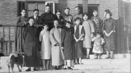 【jpg清晰版】包括傅秉常和一只松狮犬在内的团体.jpg