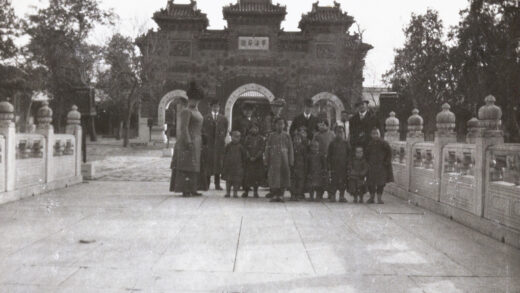 【jpg清晰版】北京国子监琉璃牌坊前的游客.jpg