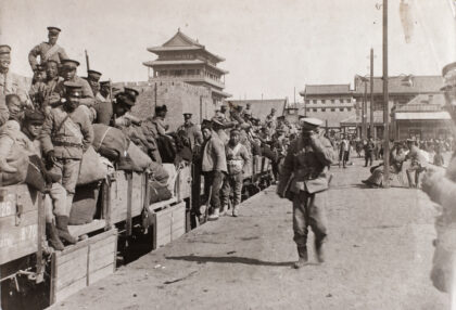 【jpg清晰版】北京正阳门火车站前清军乘坐敞篷车厢.jpg