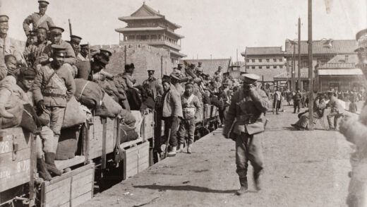 【jpg清晰版】北京正阳门火车站前清军乘坐敞篷车厢.jpg