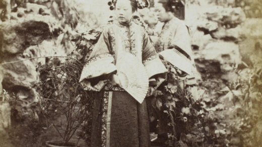 【jpg清晰版】北京满族妇女与侍女在假山庭院（杨芳宅院之一）.jpg