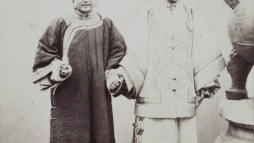 【jpg清晰版】北京满族妇女与侍女立于青铜香炉旁.jpg