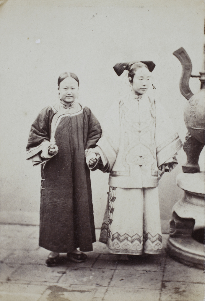 【JPG清晰版】北京满族妇女与侍女立于青铜香炉旁