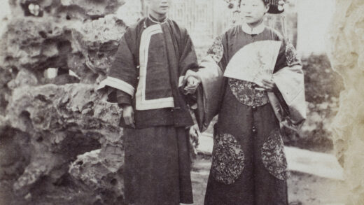 【jpg清晰版】北京满族新娘与侍女在假山庭院（杨芳宅院之一）.jpg