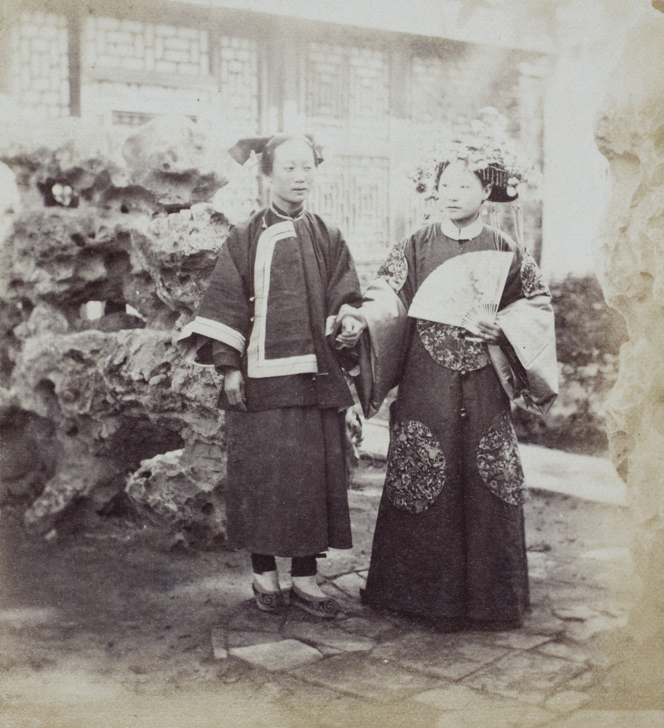 【JPG清晰版】北京满族新娘与侍女在假山庭院（杨芳宅院之一）
