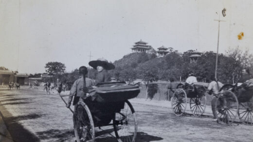【jpg清晰版】北京煤山附近的人力车.jpg