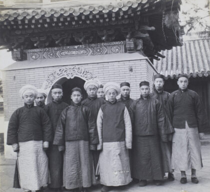 【jpg清晰版】北京牛街礼拜寺的一群穆斯林.jpg
