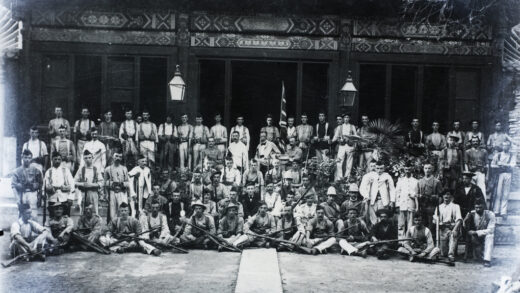 【jpg清晰版】北京英国使馆的幸存守卫与克劳德·麦克唐纳爵士.jpg