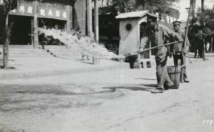【jpg清晰版】北京街道洒水降尘.jpg