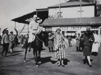 【jpg清晰版】北京赛马会女子牵着获胜马匹与骑师.jpg