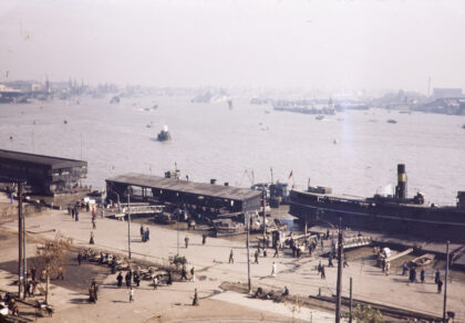 【jpg清晰版】北京路码头黄浦江上海1945.jpg