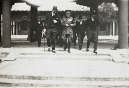 【jpg清晰版】北京迈尔斯·兰普森爵士与巴德姆 索恩希尔上校.jpg