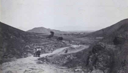 【jpg清晰版】北京附近山坡路上的游客.jpg