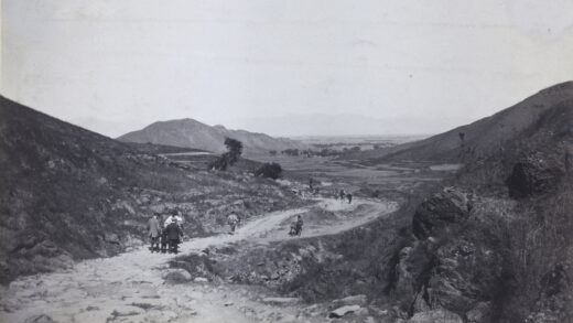 【jpg清晰版】北京附近山坡路上的游客.jpg