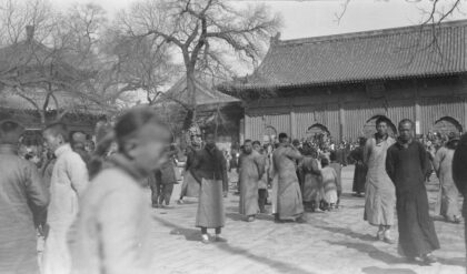 【jpg清晰版】北京雍和宫（喇嘛庙）跳布扎观众.jpg