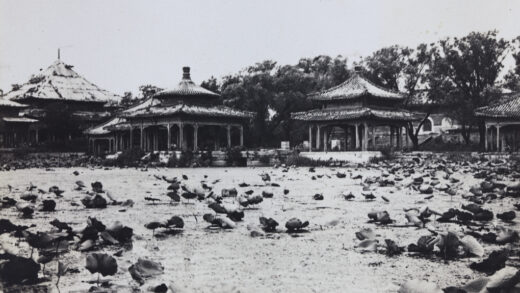 【jpg清晰版】北海湖畔的亭台与荷花北京.jpg