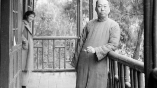 【jpg清晰版】北温泉公园阳台上吸烟的男子.jpg