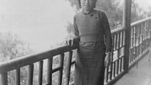 【jpg清晰版】北温泉公园阳台上的妇女.jpg