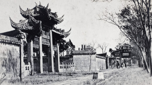 【jpg清晰版】华丽的牌楼与路边的上马石.jpg