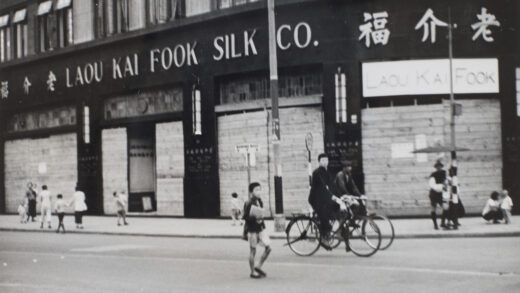 【jpg清晰版】南京路老介福绸缎商店窗户用木板封住.jpg