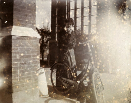 【jpg清晰版】卡萝尔姐妹与自行车1902.jpg