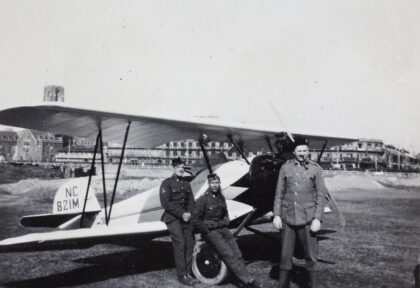 【jpg清晰版】双翼飞机（nc821m）与皇家苏格兰燧发枪团上海娱乐场1932年.jpg