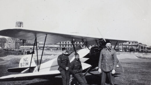 【jpg清晰版】双翼飞机（nc821m）与皇家苏格兰燧发枪团上海娱乐场1932年.jpg