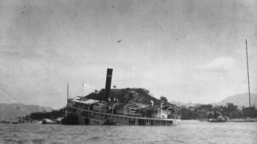 【jpg清晰版】台风将广西号吹至香港昂船洲.jpg
