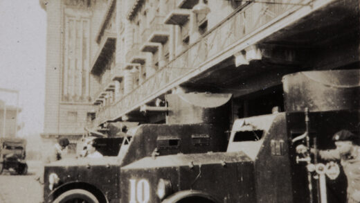 【jpg清晰版】吉姆·马什为上海万国商团10号装甲车加油1932年.jpg