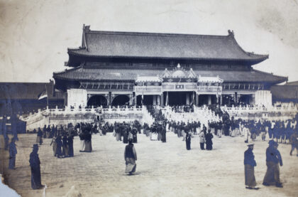 【jpg清晰版】向已故隆裕太后的肖像鞠躬北京天安门.jpg