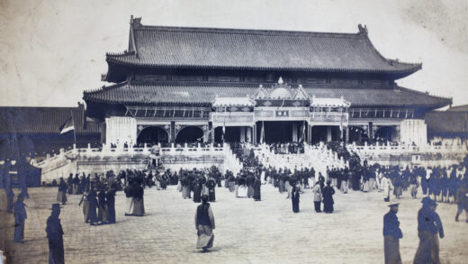 【jpg清晰版】向已故隆裕太后的肖像鞠躬北京天安门.jpg