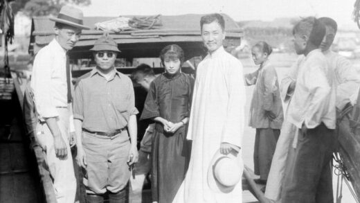 【jpg清晰版】吴朝枢等人在船上.jpg