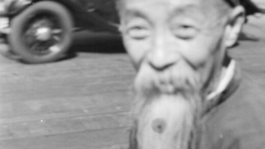 【jpg清晰版】吸烟的老人上海.jpg