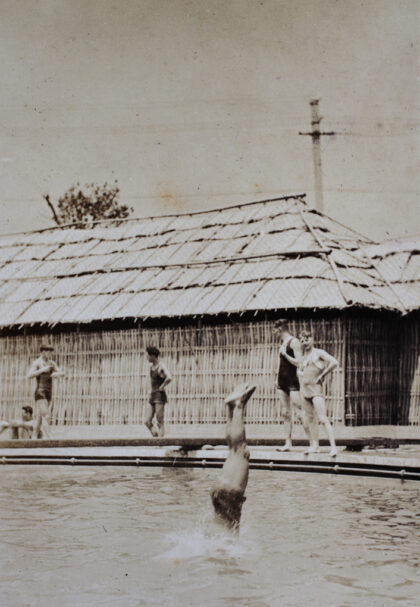 【jpg清晰版】哈里·哈钦森在上海虹口露天泳池深水区跳水1925年.jpg