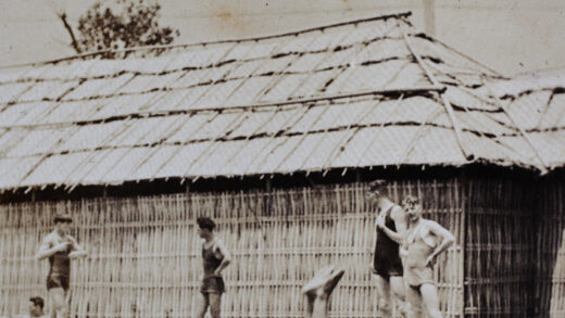 【jpg清晰版】哈里·哈钦森在上海虹口露天泳池深水区跳水1925年.jpg