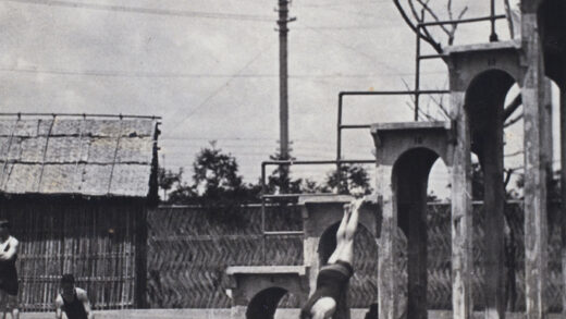 【jpg清晰版】哈里·哈钦森在上海虹口露天游泳池深水区跳水1924年.jpg