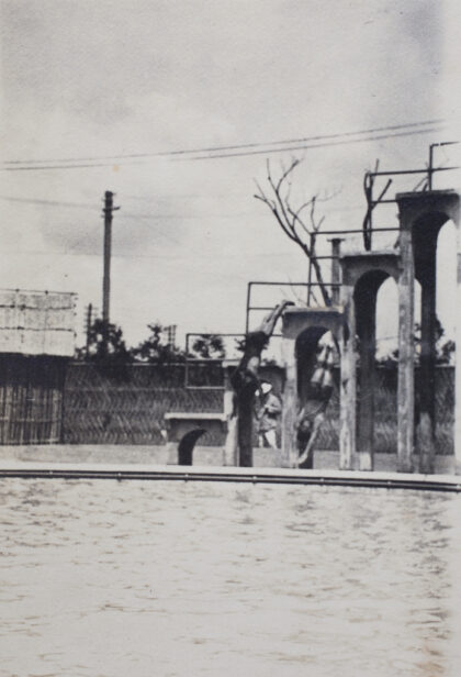 【jpg清晰版】哈里·哈钦森在上海虹口露天游泳池深水区跳水1924年.jpg