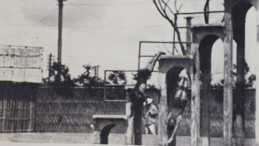 【jpg清晰版】哈里·哈钦森在上海虹口露天游泳池深水区跳水1924年.jpg