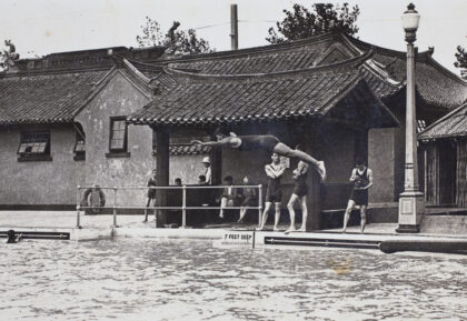 【jpg清晰版】哈里·哈钦森在上海虹口露天游泳池深水区跳水1924年.jpg
