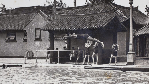 【jpg清晰版】哈里·哈钦森在上海虹口露天游泳池深水区跳水1924年.jpg