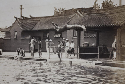 【jpg清晰版】哈里·哈钦森在上海虹口露天游泳池的深水区跳水1925年.jpg