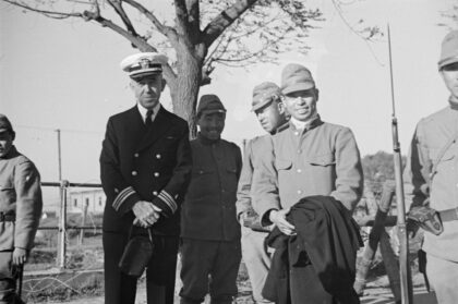 【jpg清晰版】哈里·欧文·亚内尔海军上将与日本士兵上海极司菲尔路铁路桥.jpg