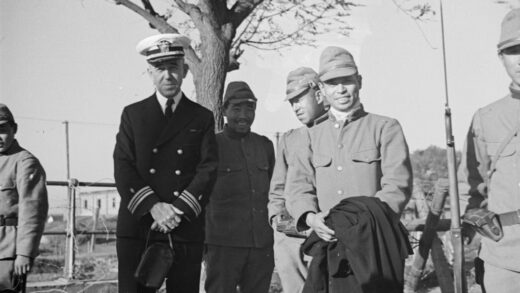 【jpg清晰版】哈里·欧文·亚内尔海军上将与日本士兵上海极司菲尔路铁路桥.jpg