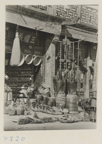 【jpg清晰版】售卖家居用品的店铺立面展示麻制品（左）和肥皂（右）的招牌.jpg