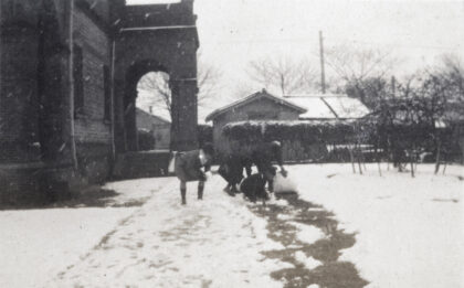 【jpg清晰版】四人在上海市虹口区通山路35号的花园里制作雪球.jpg
