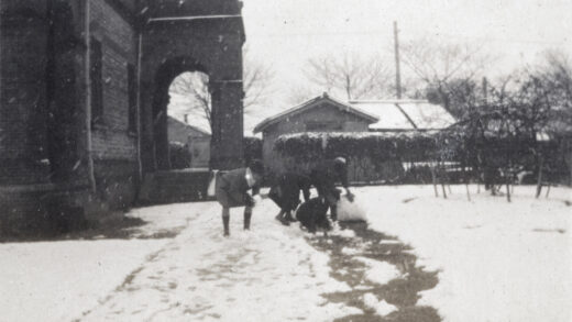 【jpg清晰版】四人在上海市虹口区通山路35号的花园里制作雪球.jpg