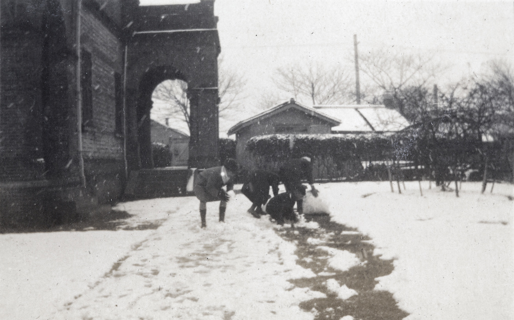 【JPG清晰版】四人在上海市虹口区通山路号的花园里制作雪球