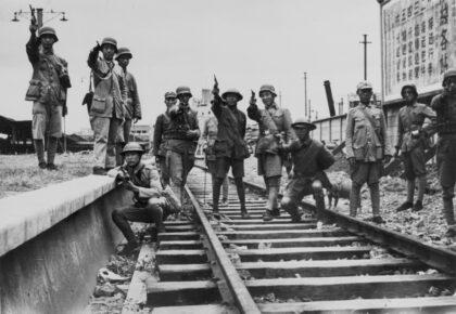 【jpg清晰版】国民党士兵在上海北火车站摆拍.jpg
