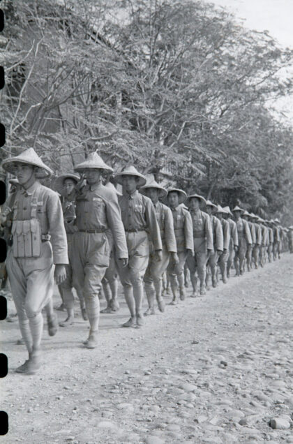 【jpg清晰版】国民军士兵沿部分建成的道路行进.jpg