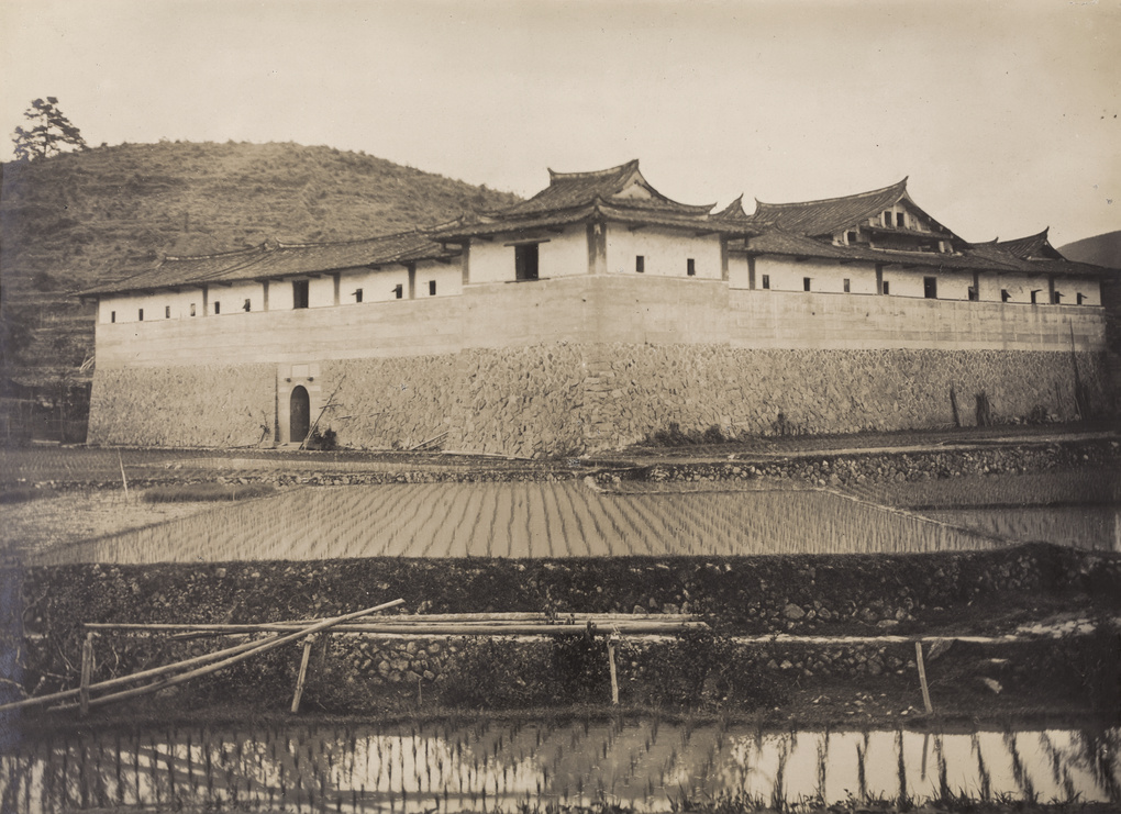 【jpg清晰版】土楼（防御性集体住宅）和田野乐居.jpg
